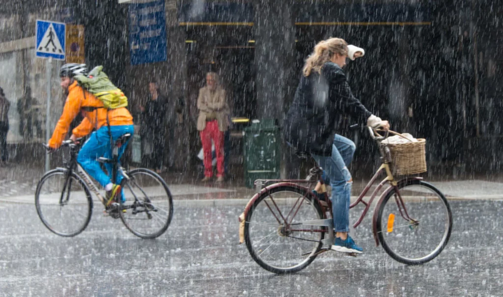 Deux personnes avec des vélos électriques Morbitrotti sous la pluie