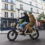 Jeunes femmes sur un vélo Morbitrotti à Vannes