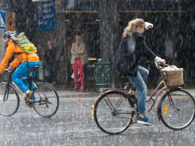 Peut-on rouler sous la pluie avec une trottinette ou un vélo électrique ?